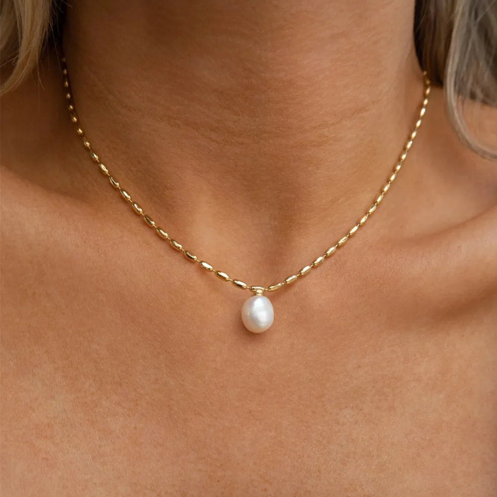 Luxurious Stainless Steel Sweet Necklace for Women Exquisite Gold Plated Freshwater Pearl Pendant Fashionable Natural Beauty