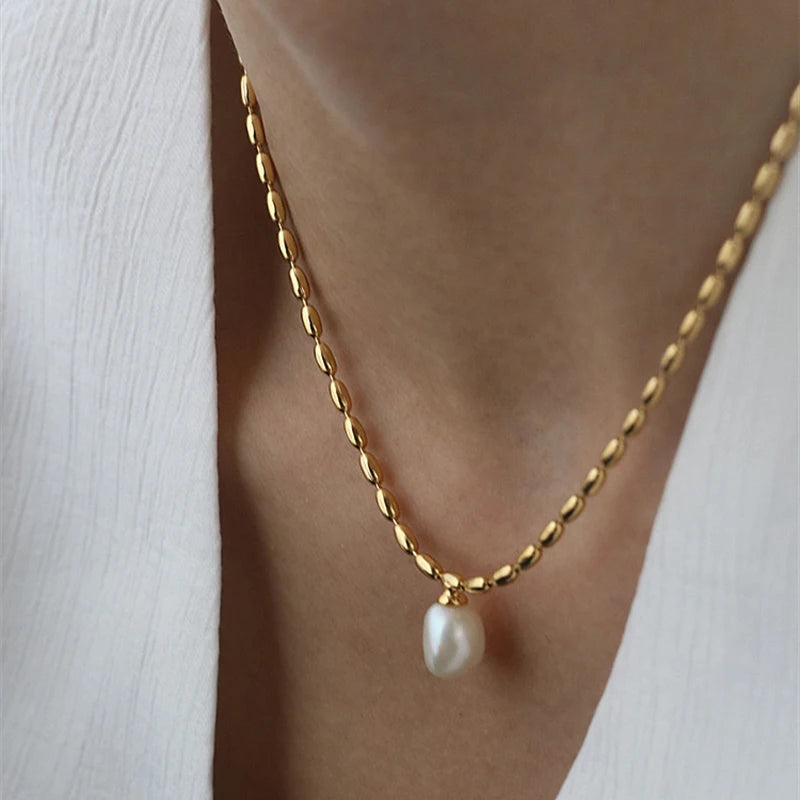 Luxurious Stainless Steel Sweet Necklace for Women Exquisite Gold Plated Freshwater Pearl Pendant Fashionable Natural Beauty
