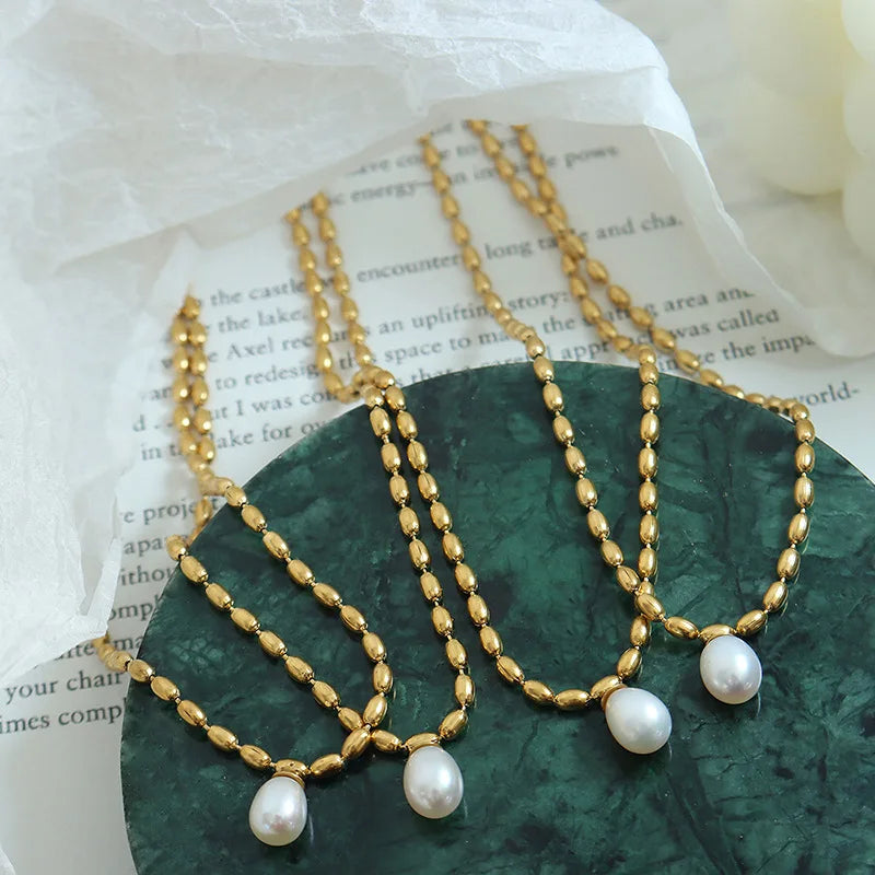 Luxurious Stainless Steel Sweet Necklace for Women Exquisite Gold Plated Freshwater Pearl Pendant Fashionable Natural Beauty